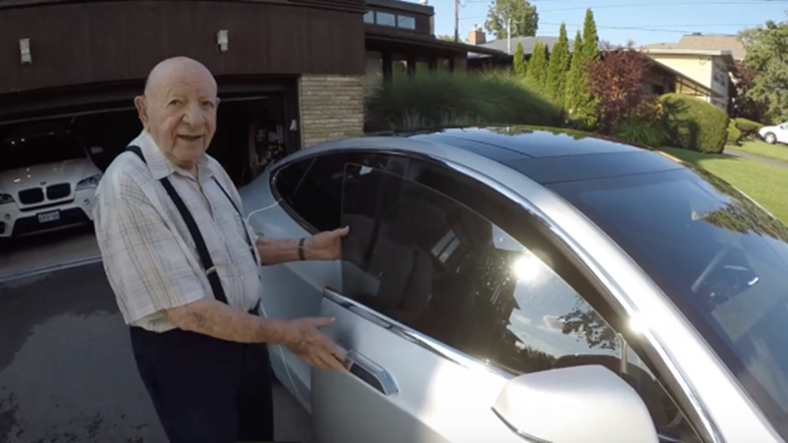 97 Yaşındaki Adam Tesla Otomobilinin Gelecekten Geldiğini Dile Getiriyor