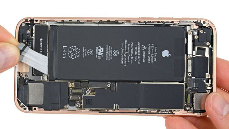 iPhone 8 in İçinden iPhone 7 den Daha Küçük Batarya