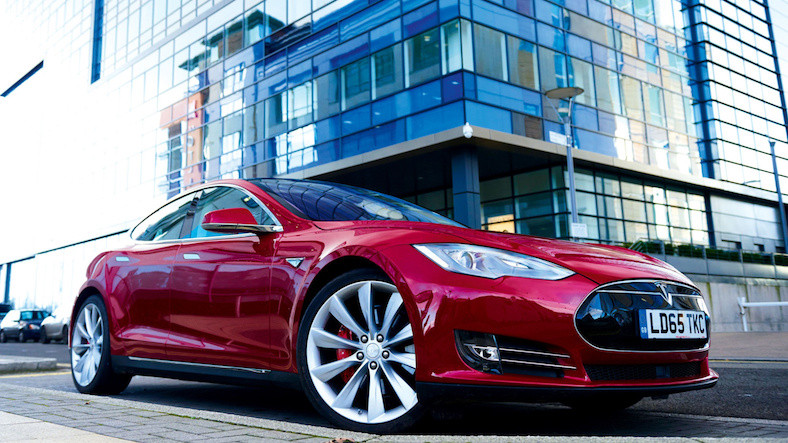 Tesla'nın Otopilot'u Güncellendi Dolambaçlı Yollarda Bile En İyi Performans