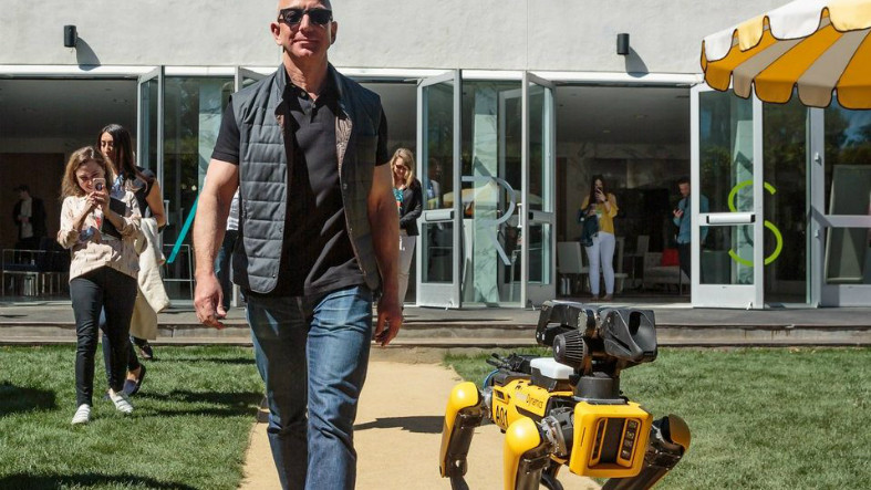 Amazon Kurucusu Jeff Besoz Robot Köpeğiyle Boy Gösterdi