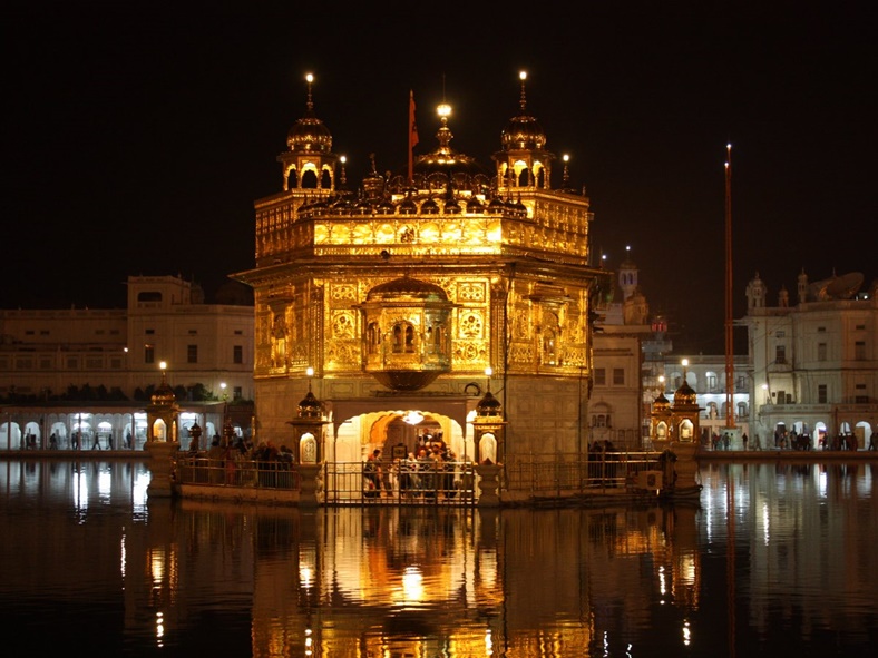 Hindistan, Amritsar'da nehrin ortasına düşmüş gibi görünen çarpıcı bir yapı "Altın Tapınak"