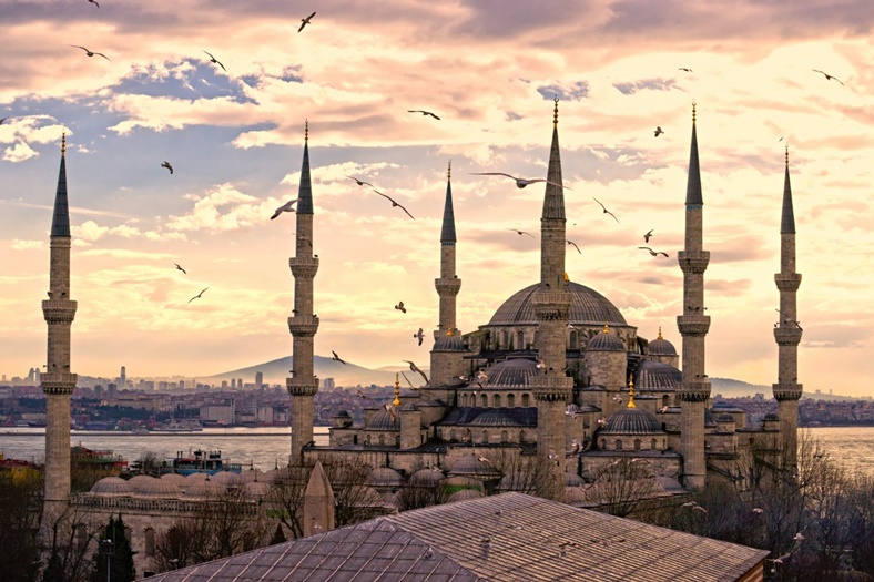 Ve son olarak, 1600'lü yılların başında İstanbul'da inşa edilen, Mavi Camii olarak da bilinen Sultan Ahmet Camii