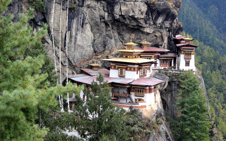 Tibet, Bhutan'ın Paro Vadisi'ndeki bir kayanın üstünde sıkışmış durumda olan Taktsang Palphug Manastırı
