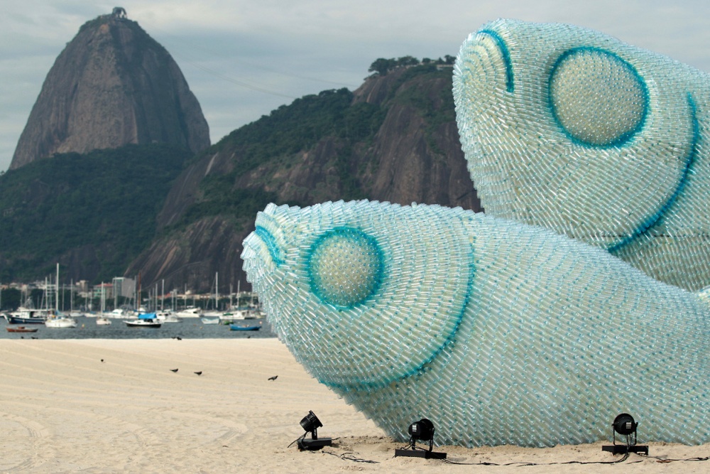 Tamamen pet şişelerden yapılmış balık heykelleri, Rio de Janerio, Brezilya