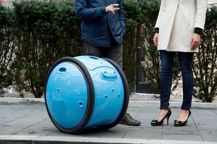 Bavul görevi görüp sahibini takip edebilen robot araç