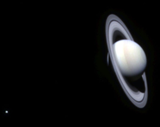 117 milyon mil uzaklıktan Satürn ve nokta kadar gözüken Dünyamız