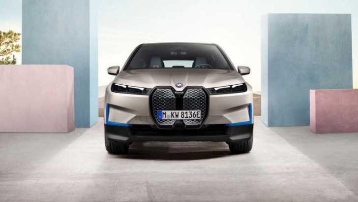 BMW'nin 500 Beygirlik Tam Elektrikli Yarı Otonom SUV'si BMW iX Tanıtıldı
