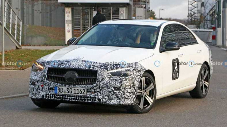 Yeni Mercedes C-Serisi'nin Tasarımını Gösteren Casus Fotoğrafları Paylaşıldı