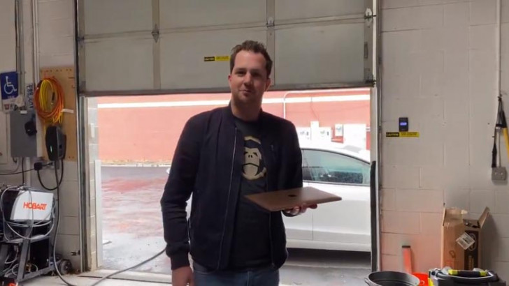 Bir YouTuber, M1 İşlemcili MacBook'u Tesla Anahtarı Olarak Kullanmayı Başardı (Video)