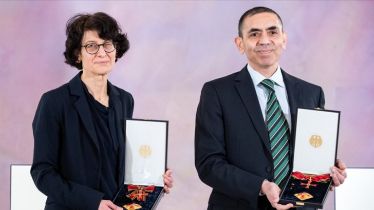 Almanya'dan Türk Bilim İnsanları Prof. Dr. Uğur Şahin ve Dr. Özlem Türeci'ye Liyakat Nişanı