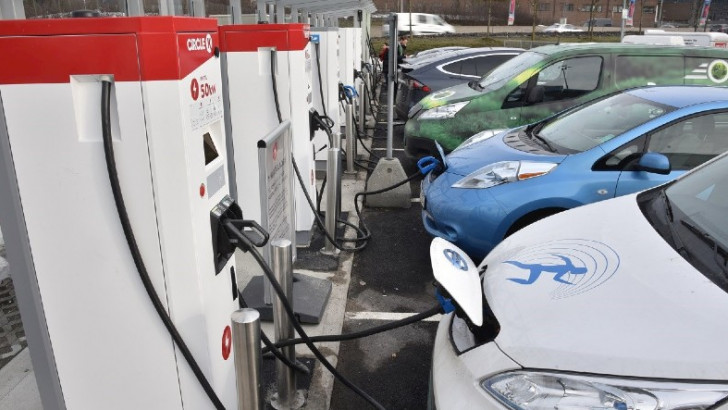 Avrupa'daki Elektrikli Otomobil Şarj İstasyonlarının Yüzde 70'i Sadece 3 Ülkede Bulunuyor