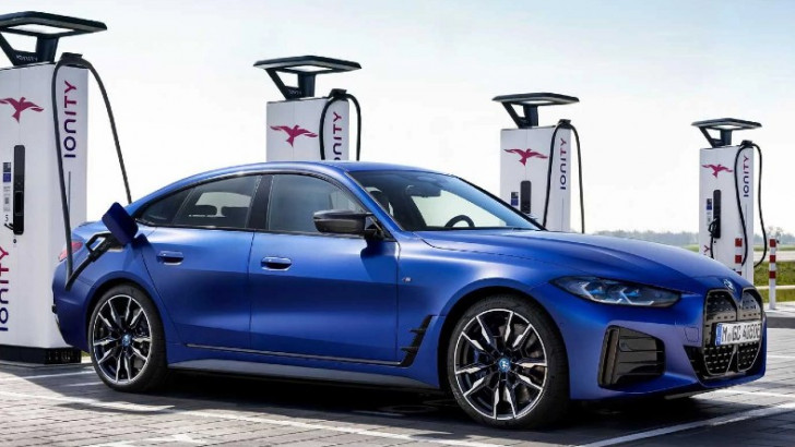 BMW, Türkiye'de Satışa Sunacağı Gıcır Gıcır Elektrikli Otomobillerini Tanıttı