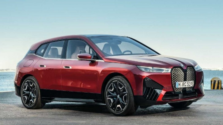 BMW iX xDrive40'ın Araba Sürmeye Küstüren Türkiye Fiyatı Açıklandı