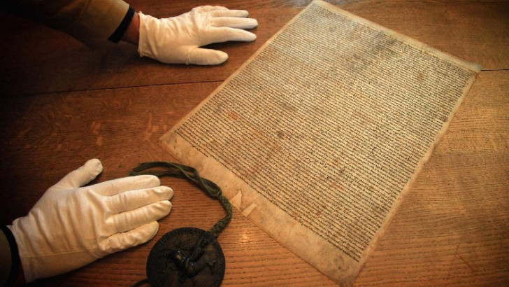 Kralın Yetkilerini Sınırlayarak Bugünkü Hukuk Sisteminin Temellerini Atan, Tarihin İlk Yazılı Anayasası: Magna Carta Libertatum