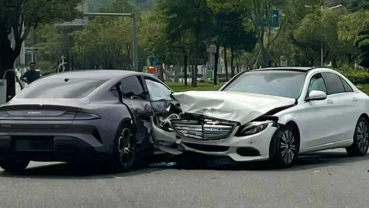 Xiaomi SU7, İlk Trafik Kazasını Yaşadı: Çarpan Mercedes-Benz'in Durumu Daha Kötü!