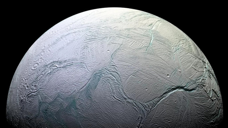 NASA'nın Yaşam İzlerine Ulaştığı Satürn'ün Uydusu Enceladus'tan Muhteşem Fotoğraflar!