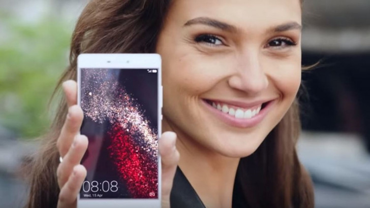 Wonder Woman'ı Canlandıran Gal Gadot'tan Huawei ile Apple'ı Birbirine Düşürecek Hata!