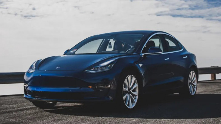 Tesla Model 3, Bir Kez Daha Kaçınılmaz Bir Kazayı Önledi - Webtekno