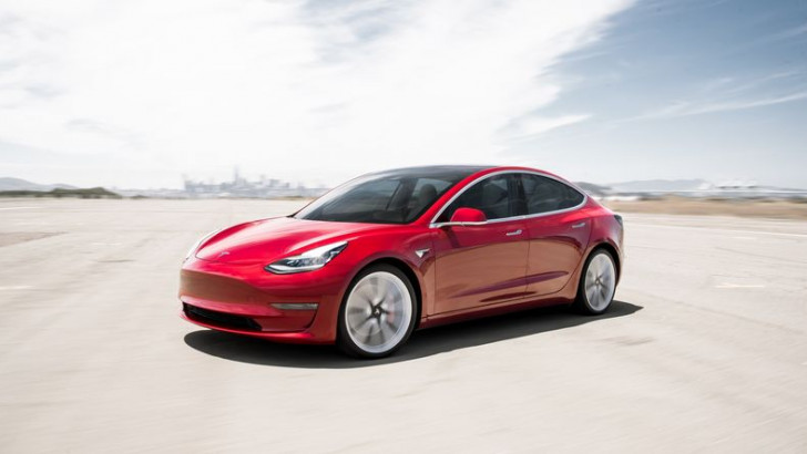 Bir Kadın, Tesla Aracının Anahtarını Ameliyatla Koluna Yerleştirtti
