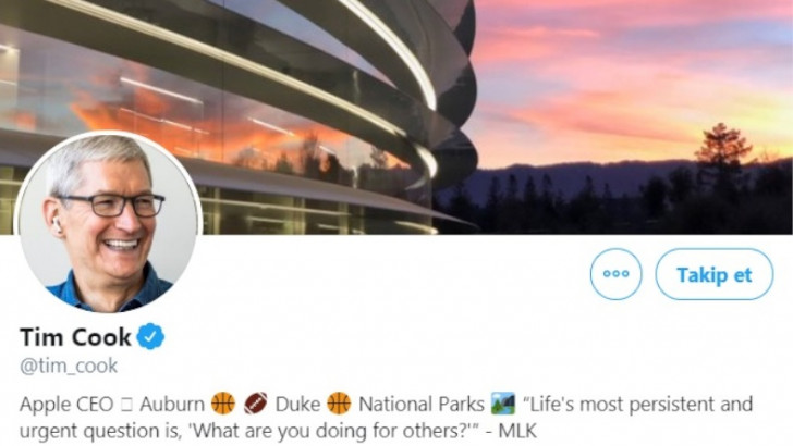 Apple CEO'su Tim Cook, Yeni AirPods Pro'yu Photoshop ile Kulağına Taktı
