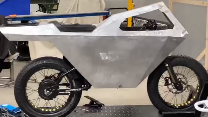 Bir YouTuber, Dünyanın İlk Elektrikli 'Cyberbike'ını Yaptı (Video)