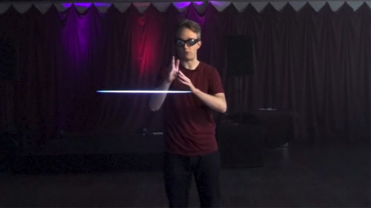 Bir YouTuber'ın Lazer Işınını Eliyle Durdurduğu Video (Optik İllüzyon İçerir)