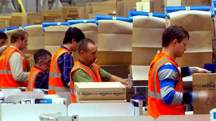 Amazon'un, Depo İşçilerine Markette de Çalışmaları İçin Ek Ücret Önerdiği İddia Edildi