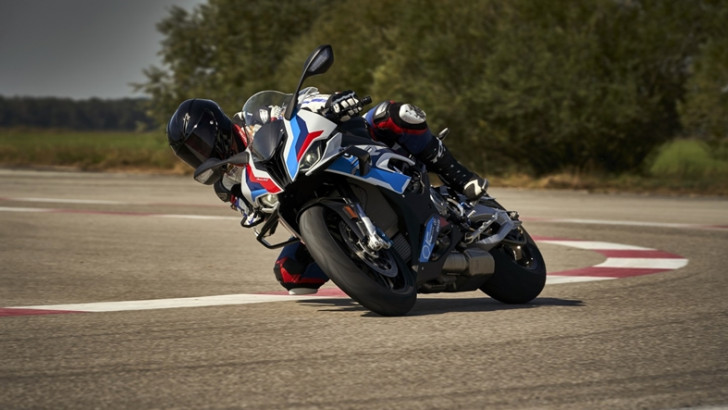 BMW, Markasının En Güçlü Motosikleti M1000RR'yi Tanıttı