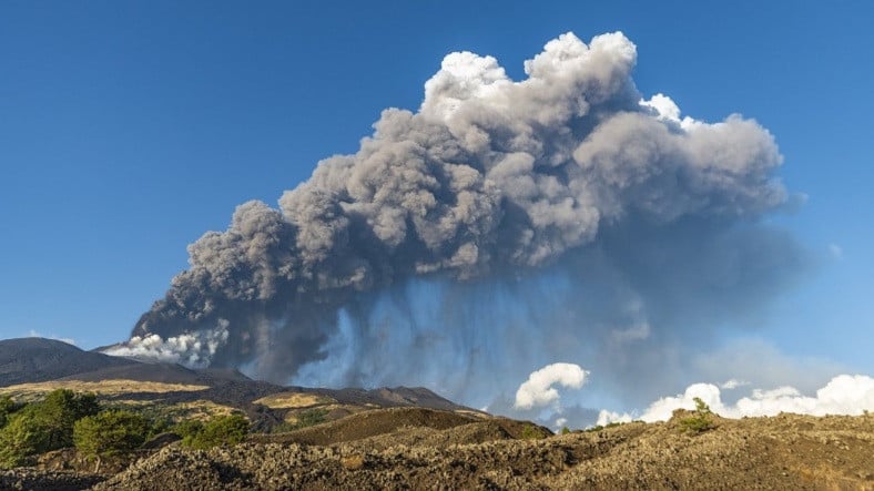 italya-daki-etna-yanardagi-bir-kez-daha-lav-ve-kul-puskurttu-1630345978.jpg