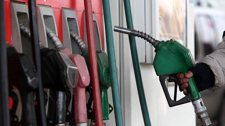 Benzin Fiyatları 11 TL’ye Dayanma Yolunda İlerliyor: Pazartesi Günü Büyük Bir Zam Daha Gelebilir