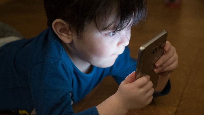 Henüz Çişini Tutamayan Bebeklerin Bile Akıllı Telefon Kullanmaya Başladığı Ortaya Çıktı