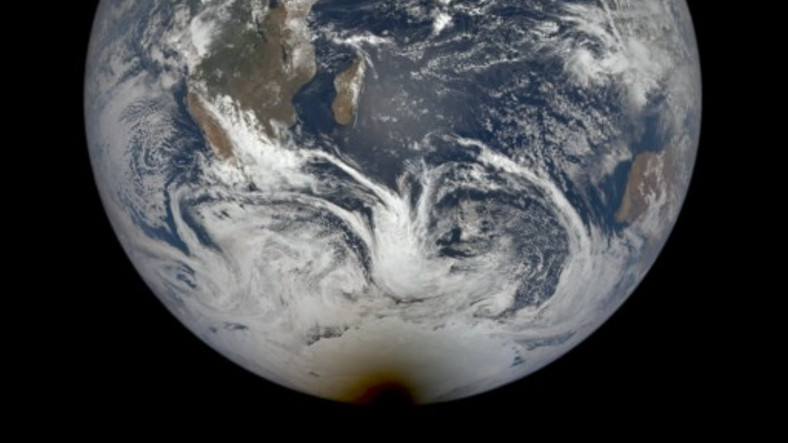 Tam Güneş Tutulmasının Milyonlarca Kilometre Uzaklıktan Nasıl Göründüğünü Gösteren Fotoğraf Paylaşıldı
