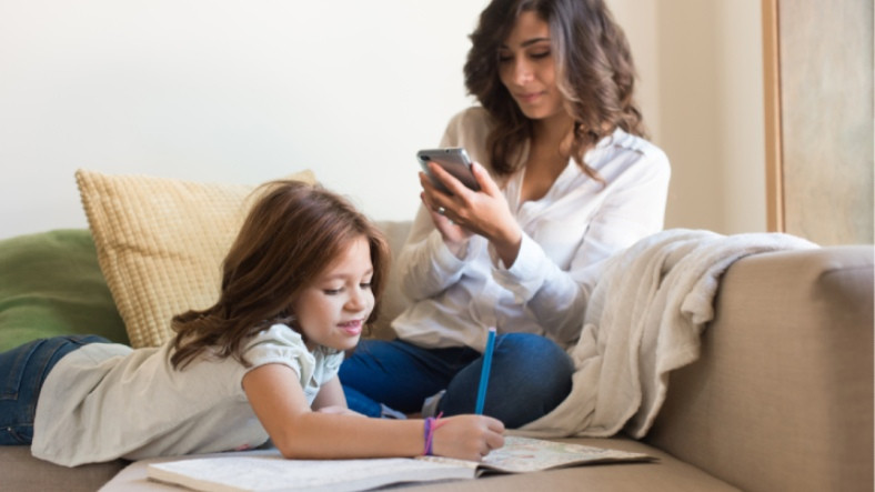 Ebeveynlerin Akıllı Telefon Kullanımının Çocuklar Üzerindeki Etkisi Araştırıldı: Gelişimi Pek Çok Yönden Olumsuz Etkiliyor