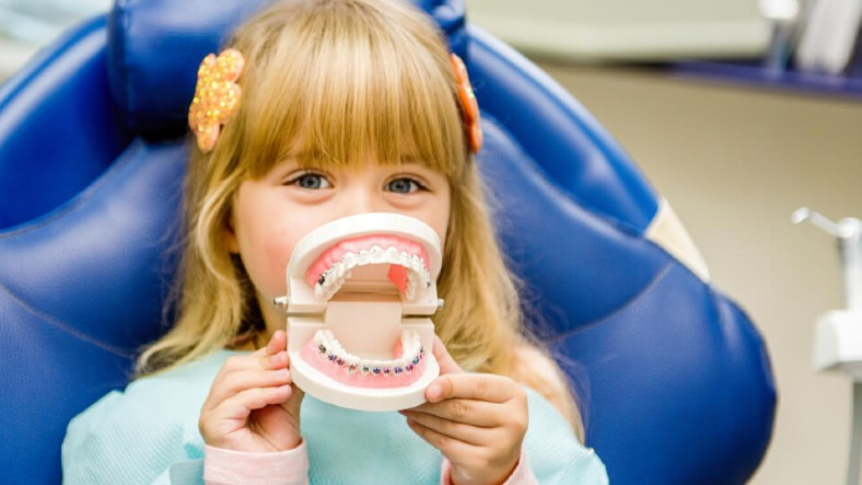 Sosyoekonomik Düzeyin Diş Sağlığına Etkileri Araştırıldı: Zengin Ailelerin Çocuklarının Dişleri Daha Fazla Çürüyor