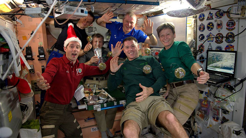 Uzaydan Yeni Yıl Mesajınız Var: Uluslararası Uzay İstasyonunda Bulunan Astronotlar Yeni Yıla Uzayda Girdi[Video]