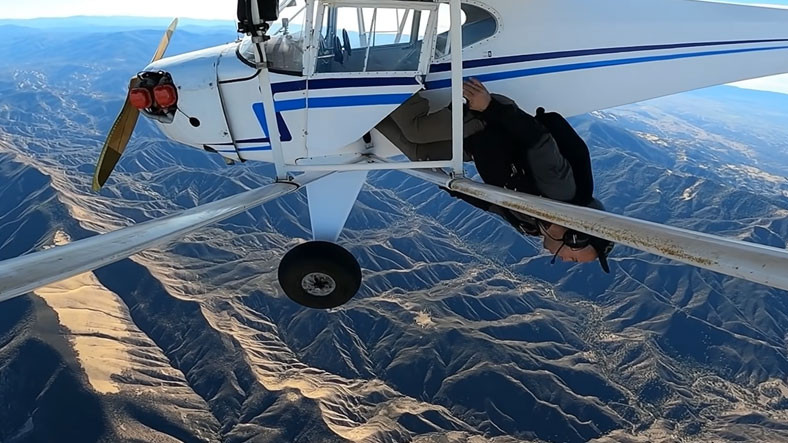 Hollywood Aksiyonunun Bi Tık Altı: YouTuber, Kullandığı Uçağın Motoru Durunca Selfie Çubuğu ile Uçaktan Atladı [Video]