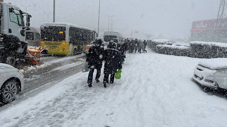 İstanbulda Şiddetli Kar Yağışı Devam Ediyor, Araçlar Yollarda Kaldı: Kamu Çalışanlarına İdari İzin Verildi