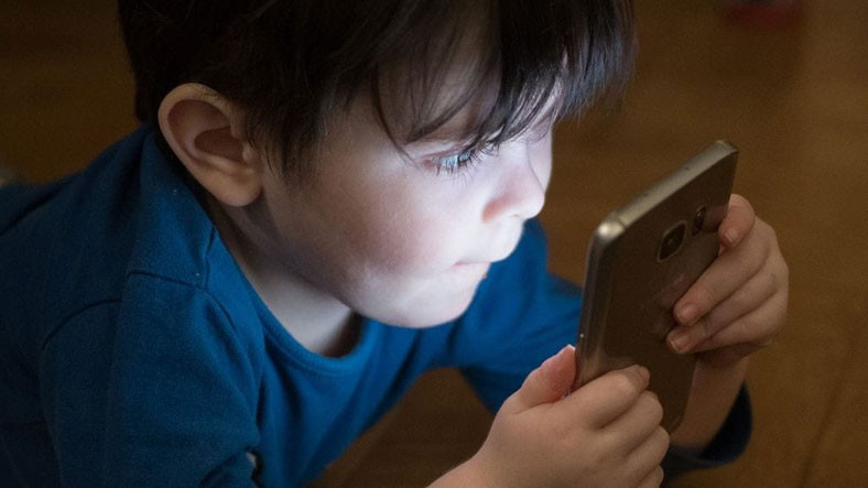 Göz Hastalıkları Uzmanından Hayati Uyarı: Çocuklarda Miyop Arttı, Telefon ve Tablet Kullanımı Sınırlandırılmalı