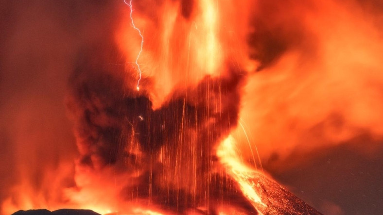 Avrupanın En Yüksek Yanardağı Etna Patladı: Patlama Anında Nadir Bir Doğa Olayı Meydana Geldi [Video]