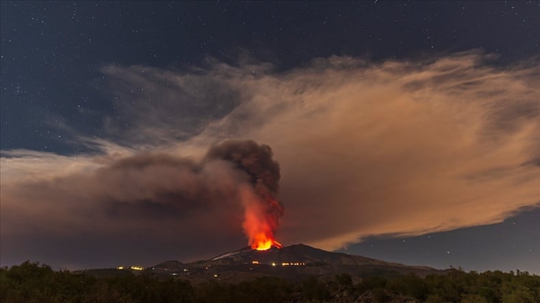 Avrupanın En Yüksek Yanardağı Etna, Bir Ay İçerisinde İkinci Kez Patladı: Püsküren Küller Binlerce Metreye Ulaştı [Video]