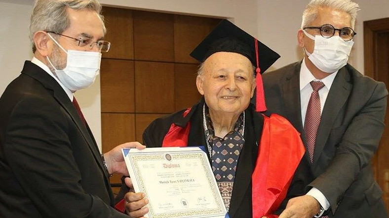 Türkiyenin En Yaşlı Üniversite Öğrencisi, 82 Yaşında Mezun Oldu: Diplomayı Alması 63 Yıl Sürdü!