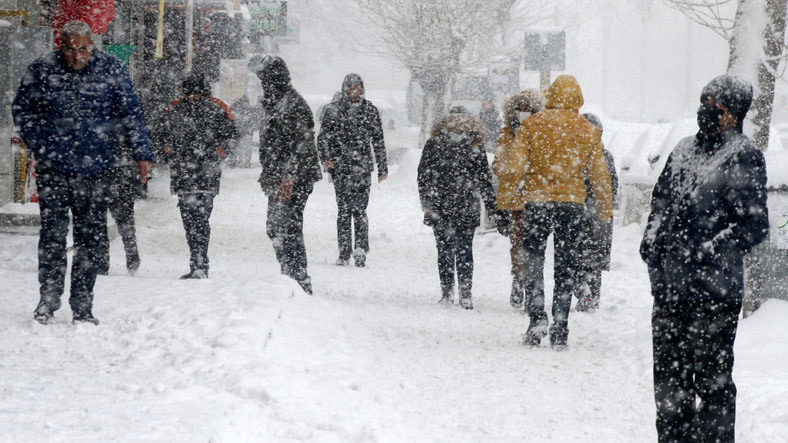 Mart Kapıdan Baktırdı: Kar Yağışı Nedeniyle 19 İlde Okullar Tatil Edildi