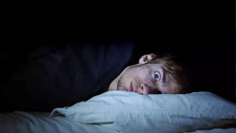 Televizyon Karşısında Uyumayı Sevenlere Kötü Haber: Uyku Esnasında Işığa Maruz Kalmak Diyabet ve Yüksek Tansiyona Sebep Olabilir