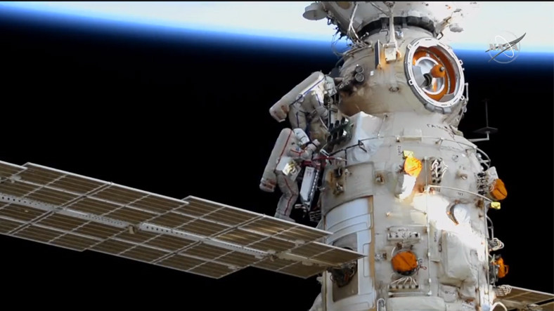 Rus Kozmonotların Uzay Yürüyüşü Canlı Yayınlanıyor: Uluslararası Uzay İstasyonunun Yeni Robotik Kolu Aktif Edildi [Video]