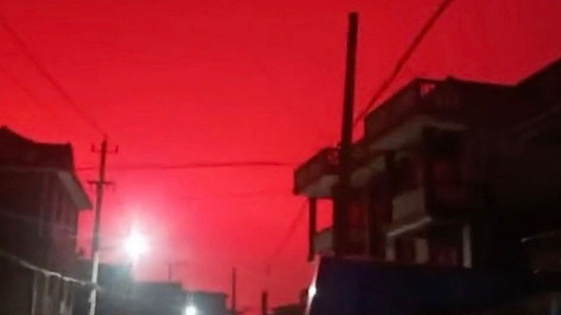 Çinde Kıyamet Korkusu Yaşatan Olay: Gökyüzü Kırmızıya Büründü [Video]