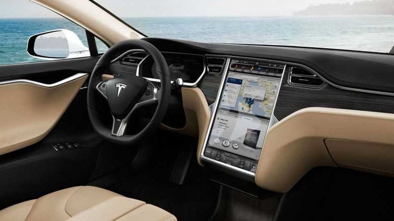 Tesla Hacklendi: Otomobile Yepyeni Özellikler Eklendi! [Video]