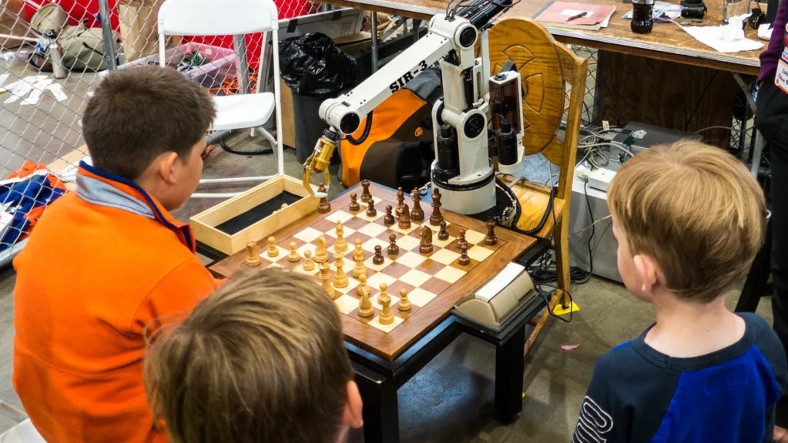 Rusya'daki Bir Satranç Turnuvasındaki Robot, 7 Yaşındaki Rakibinin Parmağını Kırdı (Video)
