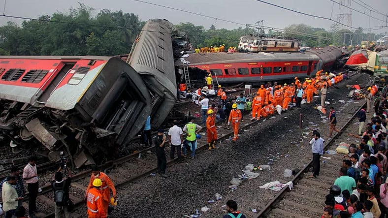 Hindistan'da İki Tren Çarpıştı Yaklaşık 900 Yaralı 280'den Fazla Can