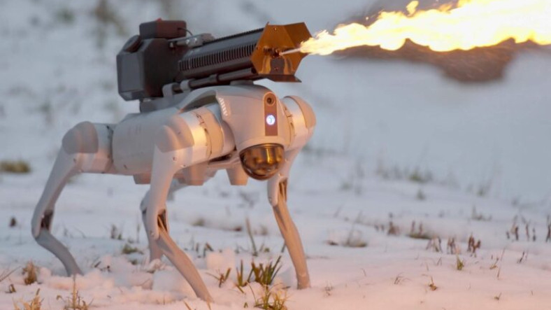 Teknoloji, Bekçi Köpeklerinin de İşini Elinden Alacak: Karşınızda Ağzından Ateş Püskürten Robot Köpek 