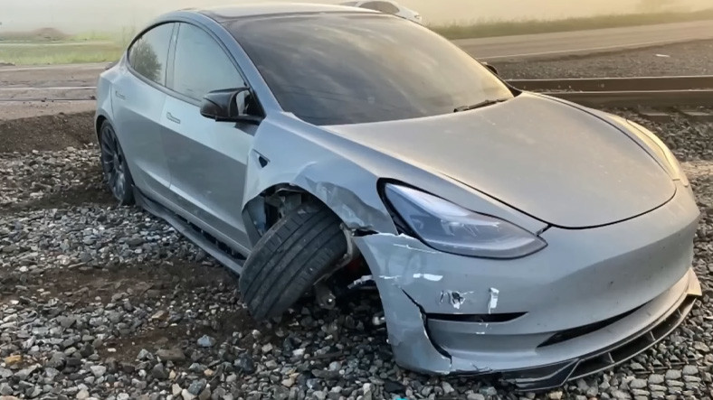 Tesla’nın Otonom Sürüş Sistemi Koca Treni Göremedi, Sürücü Ölümden Döndü [Video]